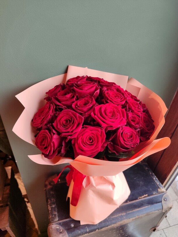 21 роза, артикул F1260345 - 7800 рублей, доставка по городу. Flawery - доставка цветов