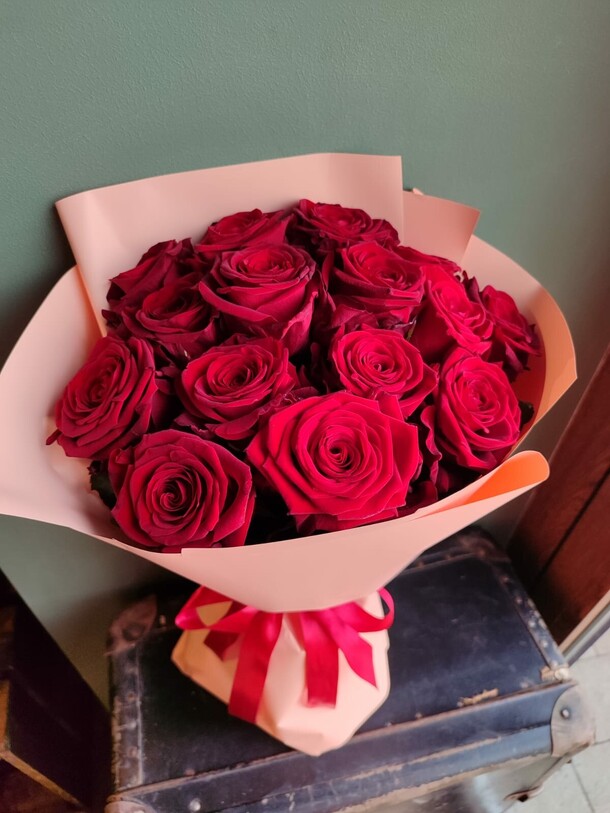 15 бордовых роз, артикул F1260431 - 5200 рублей, доставка по городу. Flawery - доставка цветов