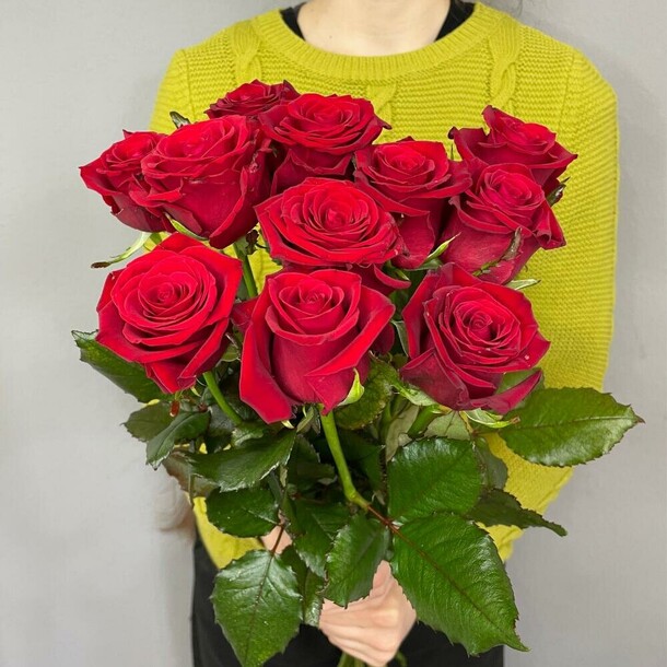 Комплимент из 9 красных роз с лентой, артикул F1122517 - 6550 рублей, доставка по городу. Flawery - доставка цветов