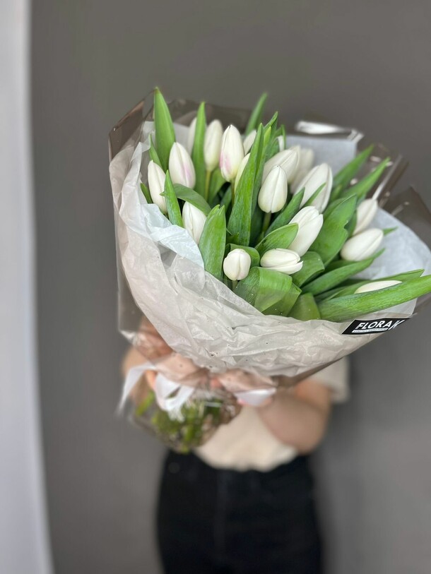 Букет белых тюльпанов, артикул F1174858 - 10812 рублей, доставка по городу. Flawery - доставка цветов