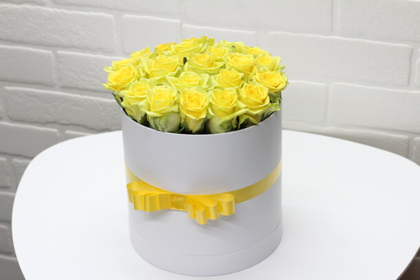 19 желтых роз в коробке, артикул F10551 - 5100 рублей, доставка по городу. Flawery - доставка цветов