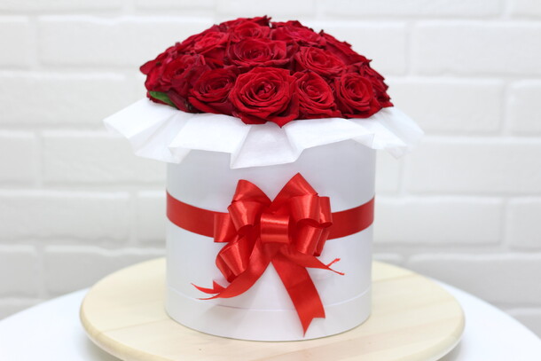 25 красных роз в коробке, артикул F10554 - 5600 рублей, доставка по городу. Flawery - доставка цветов