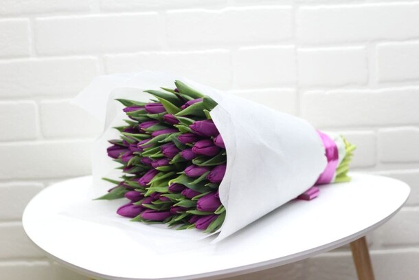 Букет из 51 фиолетовых тюльпанов, артикул F106957 - 11500 рублей, доставка по городу. Flawery - доставка цветов