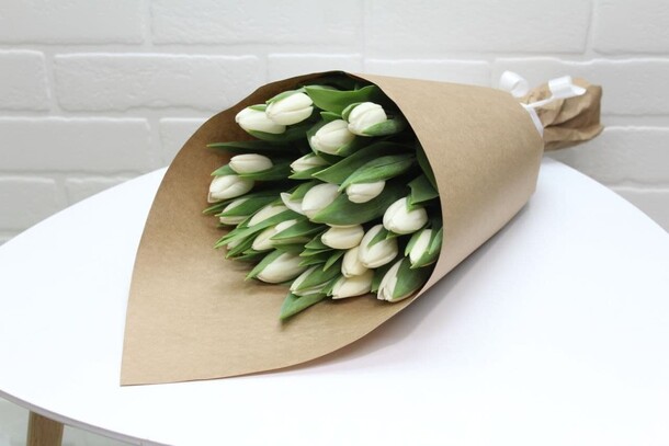 Букет из 29 тюльпанов, артикул F106960 - 7400 рублей, доставка по городу. Flawery - доставка цветов