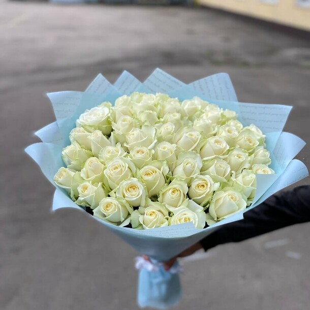 Букет из 51 белых роз, артикул F10780 - 9400 рублей, доставка по городу. Flawery - доставка цветов