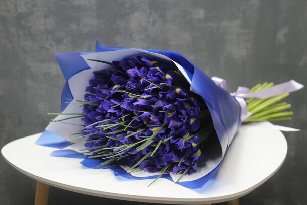 Букет из 51 ирисов, артикул F10782 - 9000 рублей, доставка по городу. Flawery - доставка цветов