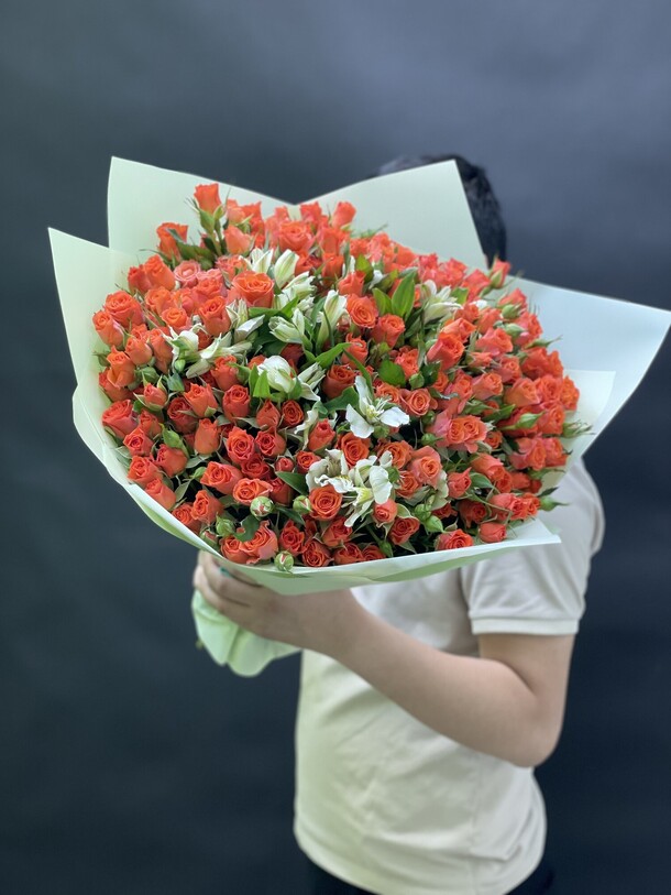 Букет из кустовых роз с альстромерией, артикул F10792 - 14500 рублей, доставка по городу. Flawery - доставка цветов