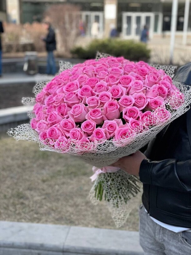 Букет из 101 розовой розы, артикул F11466 - 17500 рублей, доставка по городу. Flawery - доставка цветов