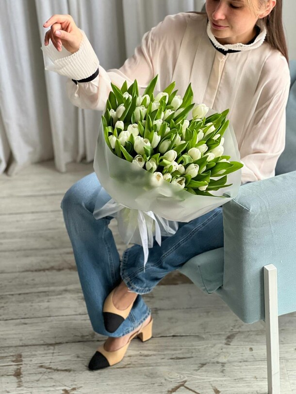 Букет из 51 тюльпанов, артикул F1175017 - 11500 рублей, доставка по городу. Flawery - доставка цветов