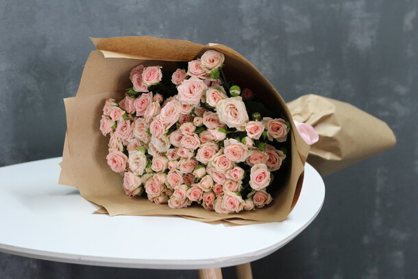 Букет из 19 кустовых роз, артикул F1215985 - 7300 рублей, доставка по городу. Flawery - доставка цветов