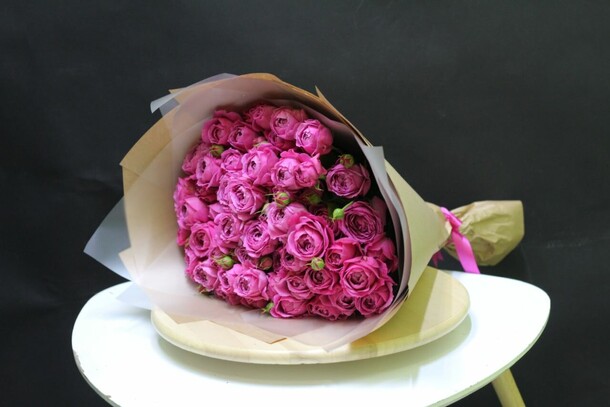 Букет из 19 пионовидных кустовых роз, артикул F1266187 - 10500 рублей, доставка по городу. Flawery - доставка цветов