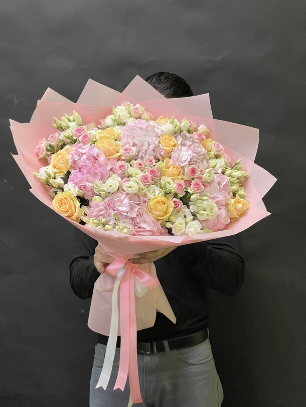 Авторский букет «краски апреля», артикул F1273348 - 17000 рублей, доставка по городу. Flawery - доставка цветов