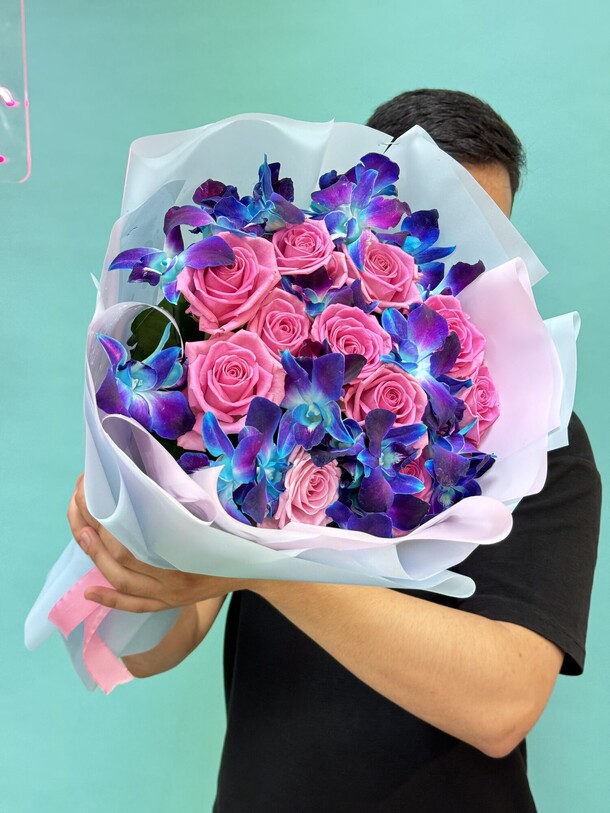 Волшебный микс из 11 роз с синими орхидеями, артикул F1297875 - 4600 рублей, доставка по городу. Flawery - доставка цветов
