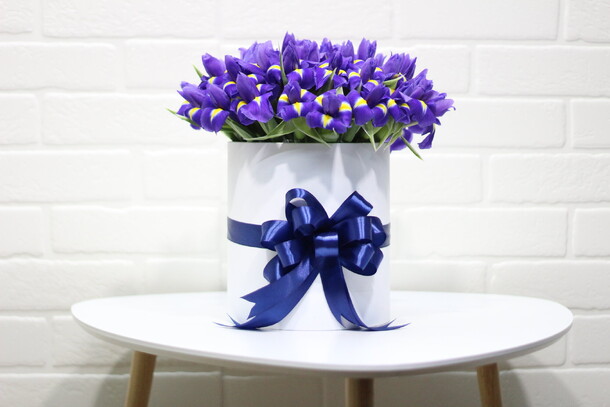 51 ирис в коробке, артикул F13702 - 10500 рублей, доставка по городу. Flawery - доставка цветов