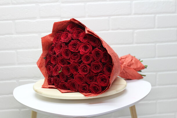 Букет из 51 красных роз, артикул F13703 - 7900 рублей, доставка по городу. Flawery - доставка цветов