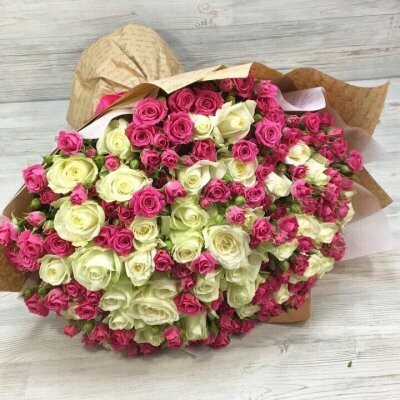 Букет из 31 розы с кустовыми розами, артикул F13721 - 14000 рублей, доставка по городу. Flawery - доставка цветов