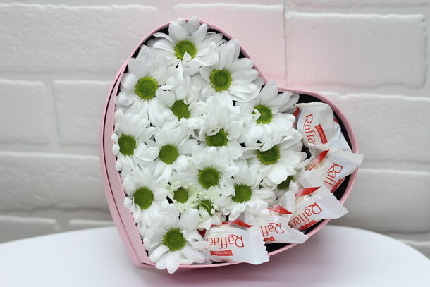 Радость моя, хризантема в коробке сердце с раффаэлло, артикул F14910 - 8000 рублей, доставка по городу. Flawery - доставка цветов