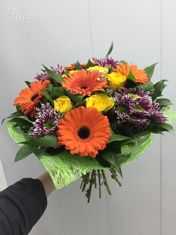 Букет из хризантем и гербер, артикул F14913 - 11790 рублей, доставка по городу. Flawery - доставка цветов