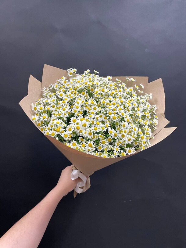 Букет из ромашек, артикул F15429 - 6300 рублей, доставка по городу. Flawery - доставка цветов
