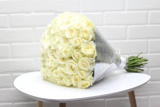 Букет из 51 белой розы, артикул F18144 - 9200 рублей, доставка по городу. Flawery - доставка цветов