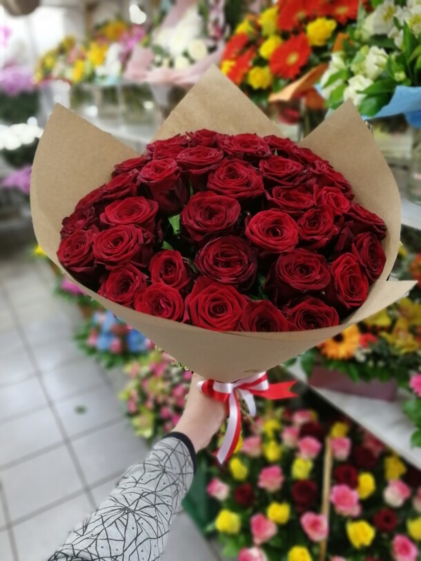 Букет из 31 красных роз в крафте, артикул F18147 - 5500 рублей, доставка по городу. Flawery - доставка цветов