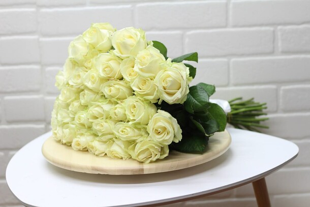 Букет из 31 белой розы, артикул F18156 - 6300 рублей, доставка по городу. Flawery - доставка цветов