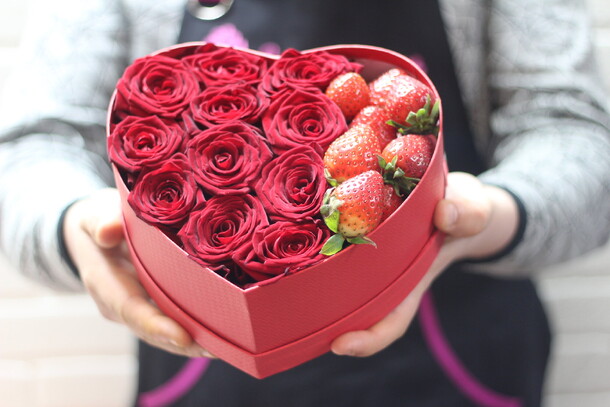 Сердечка с клубникой, артикул F18602 - 6200 рублей, доставка по городу. Flawery - доставка цветов
