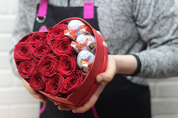 Розы в коробке "сердечко со сладостями", артикул F18618 - 4600 рублей, доставка по городу. Flawery - доставка цветов