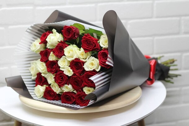 Букет из 31 микс роз, артикул F19618 - 6700 рублей, доставка по городу. Flawery - доставка цветов