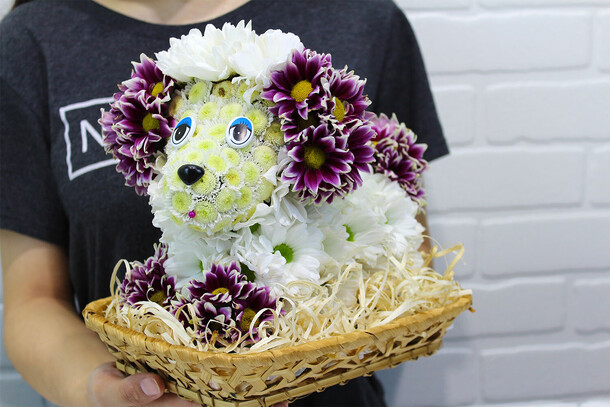 Собачка из живых цветов, артикул F19640 - 14500 рублей, доставка по городу. Flawery - доставка цветов