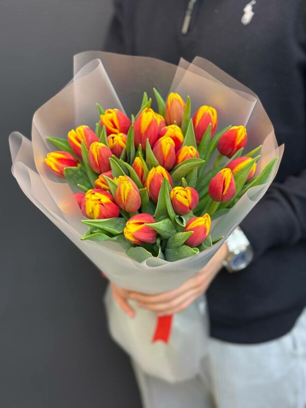 Букет из 31 тюльпан, артикул F19657 - 7700 рублей, доставка по городу. Flawery - доставка цветов