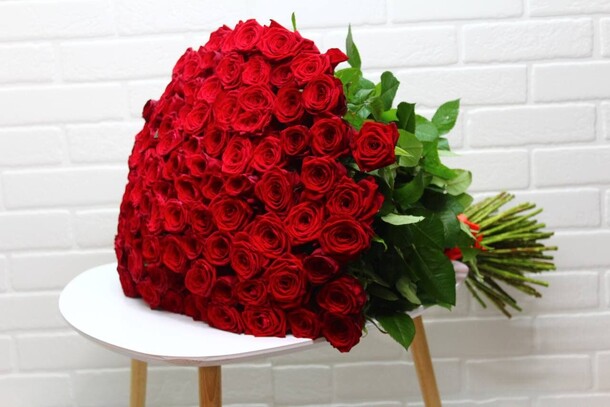 Красный букет из 101 розы открытка в подарок!, артикул F19663 - 16500 рублей, доставка по городу. Flawery - доставка цветов