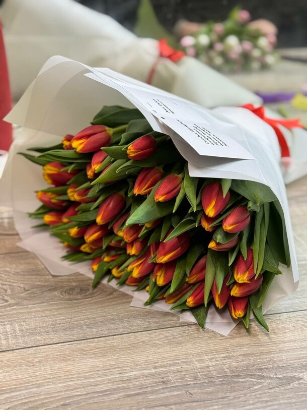 Букет из 51 тюльпан, артикул F19670 - 11500 рублей, доставка по городу. Flawery - доставка цветов