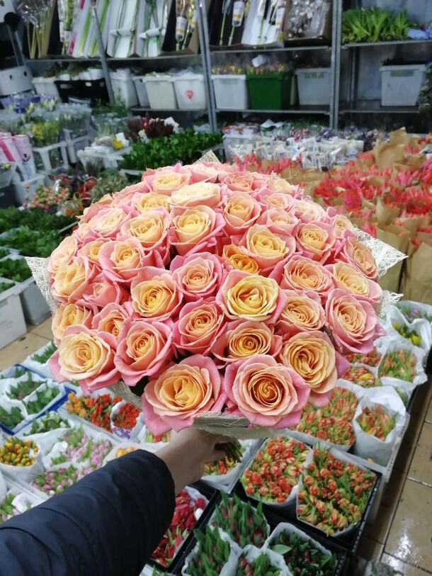 Букет из 51 роз в сизале, артикул F19677 - 11500 рублей, доставка по городу. Flawery - доставка цветов