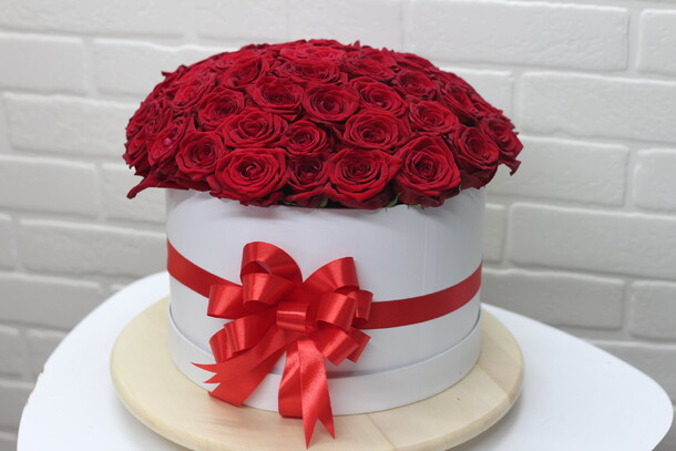 51 красных роз в коробке, артикул F21262 - 11000 рублей, доставка по городу. Flawery - доставка цветов