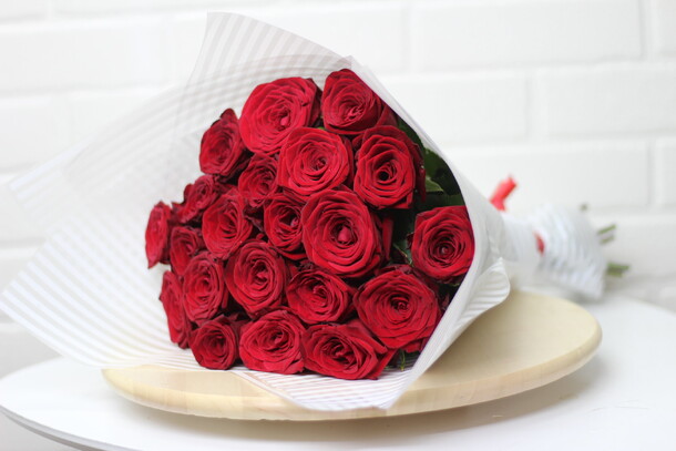 Букет из 19 красных роз, артикул F21268 - 4200 рублей, доставка по городу. Flawery - доставка цветов