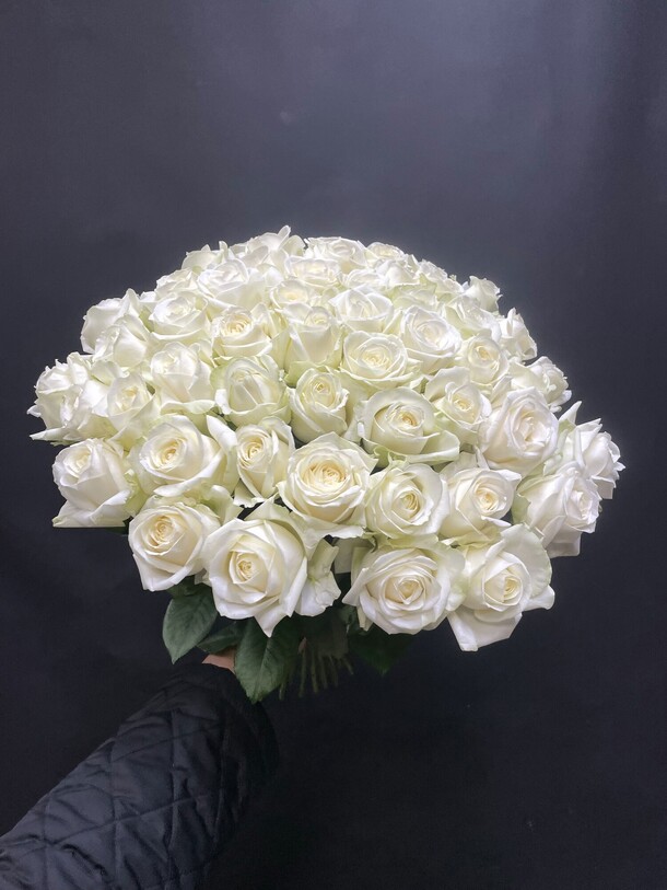 Букет из 31 белых роз в ленте, артикул F21269 - 6300 рублей, доставка по городу. Flawery - доставка цветов