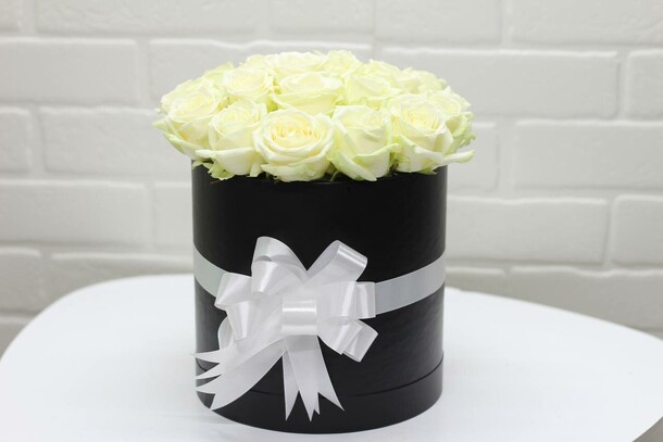 29 белых роз в стильной коробке, артикул F21283 - 6600 рублей, доставка по городу. Flawery - доставка цветов