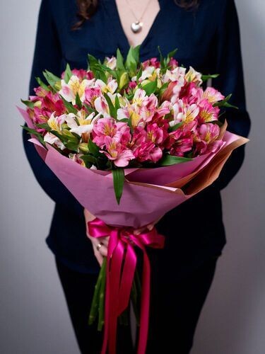 Букет из 29 альстромерии, артикул F21694 - 5900 рублей, доставка по городу. Flawery - доставка цветов