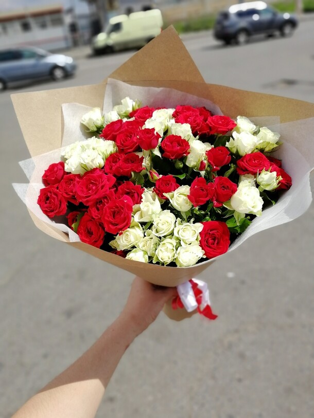 Букет из 19 кустовых роз в крафте, артикул F21702 - 7300 рублей, доставка по городу. Flawery - доставка цветов