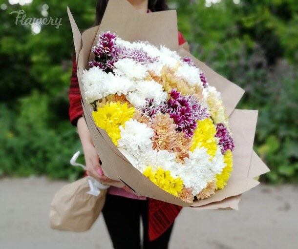 Букет из 51 кустовых хризантемы, артикул F21709 - 35369 рублей, доставка по городу. Flawery - доставка цветов