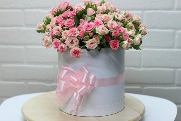 31 кустовая роза в коробке, артикул F21861 - 11500 рублей, доставка по городу. Flawery - доставка цветов