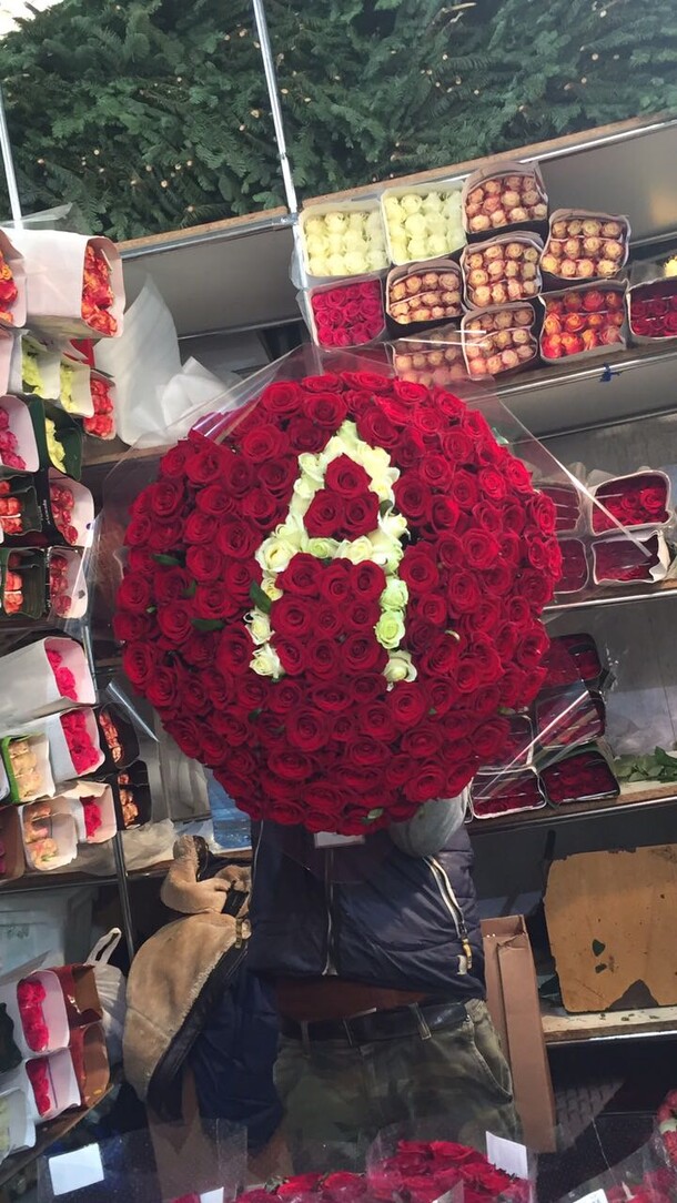 Букет из 101 розы, артикул F22269 - 16500 рублей, доставка по городу. Flawery - доставка цветов