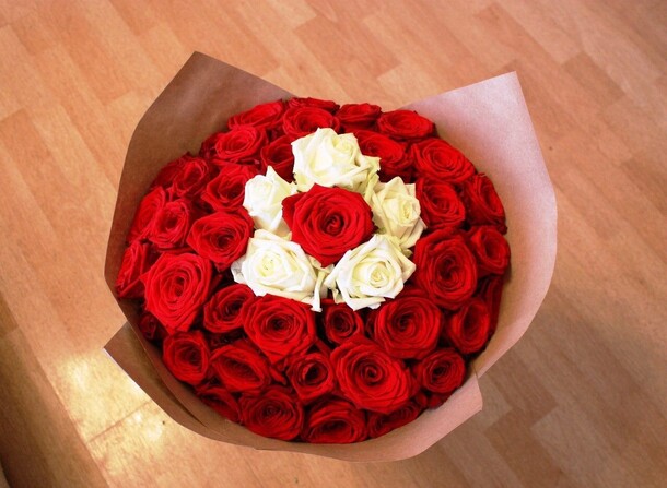 29 роз в крафте, артикул F22275 - 5300 рублей, доставка по городу. Flawery - доставка цветов