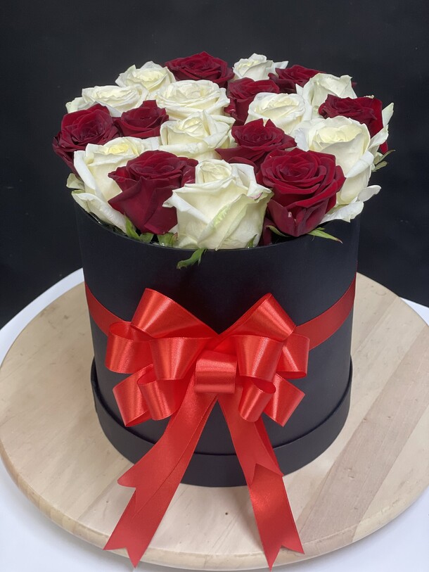 25 микс роз в коробке, артикул F22286 - 6100 рублей, доставка по городу. Flawery - доставка цветов