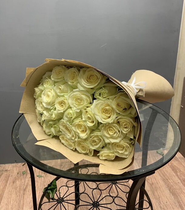 Букет из 29 белых роз в крафте, артикул F22323 - 6000 рублей, доставка по городу. Flawery - доставка цветов