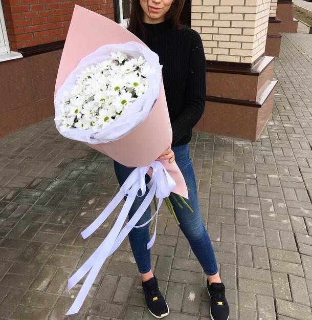 Букет из 9 ромашковых хризантем, артикул F22345 - 4700 рублей, доставка по городу. Flawery - доставка цветов