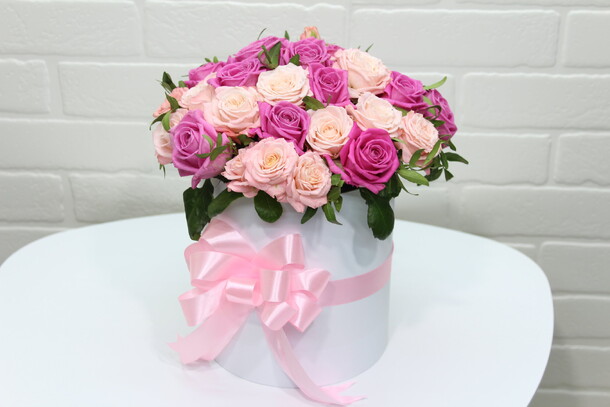 Кустовые розы в коробке, артикул F22348 - 7400 рублей, доставка по городу. Flawery - доставка цветов