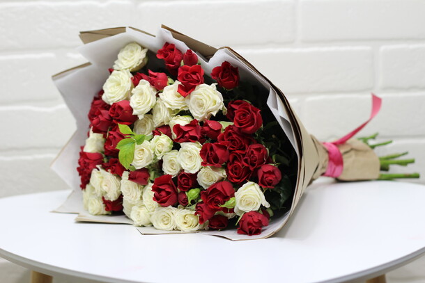 Букет из 19 кустовых роз, артикул F22350 - 7300 рублей, доставка по городу. Flawery - доставка цветов