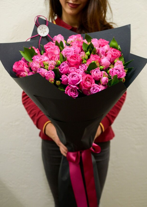 Букет из кустовых пионовидных роз мисти баблс с розами, артикул F22351 - 8300 рублей, доставка по городу. Flawery - доставка цветов